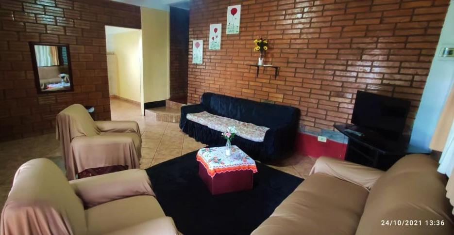 Iguazu Alojamiento "La Casa" ปูแอร์โตอีกวาซู ภายนอก รูปภาพ