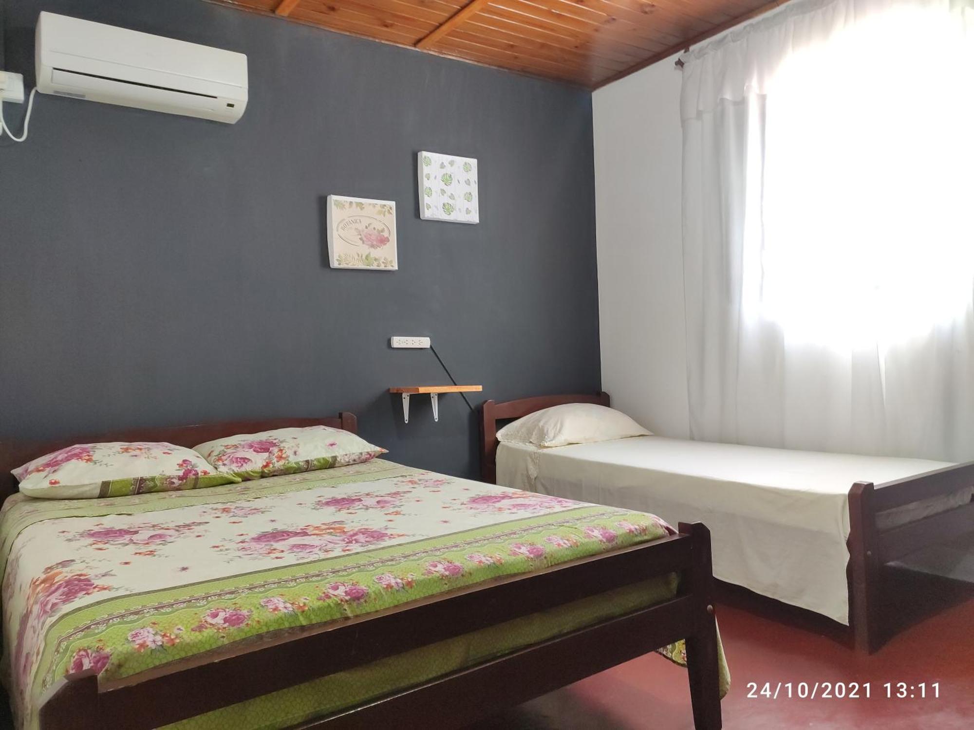 Iguazu Alojamiento "La Casa" ปูแอร์โตอีกวาซู ห้อง รูปภาพ